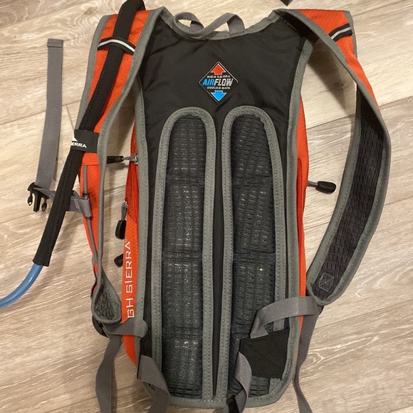 High Sierra Hydration Backpack - Picture 4 of 6